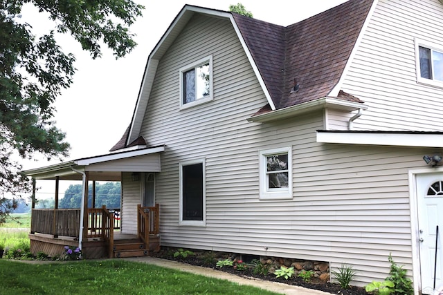 11731 Birch Run Rd, Birch Run, MI 48415 - back of house with a shingled roof, a gambrel roof, and a wooden deck