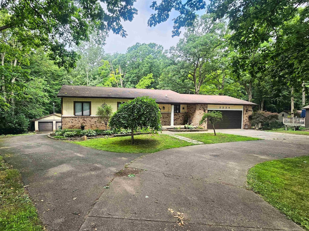 2224 Delwood Dr, Clio, MI 48420 - photo 1
