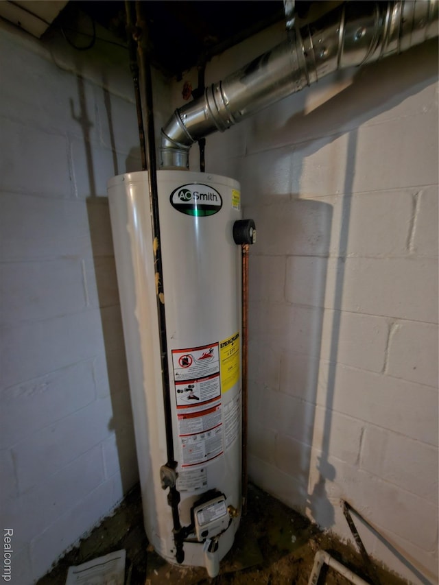 607 Roome Ct, Flint, MI 48503 - utility room featuring gas water heater