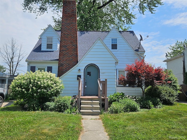607 Roome Ct, Flint, MI 48503 - view of front of home featuring a chimney, a front lawn, and roof with shingles