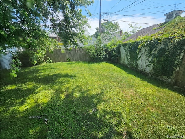 607 Roome Ct, Flint, MI 48503 - view of fenced backyard
