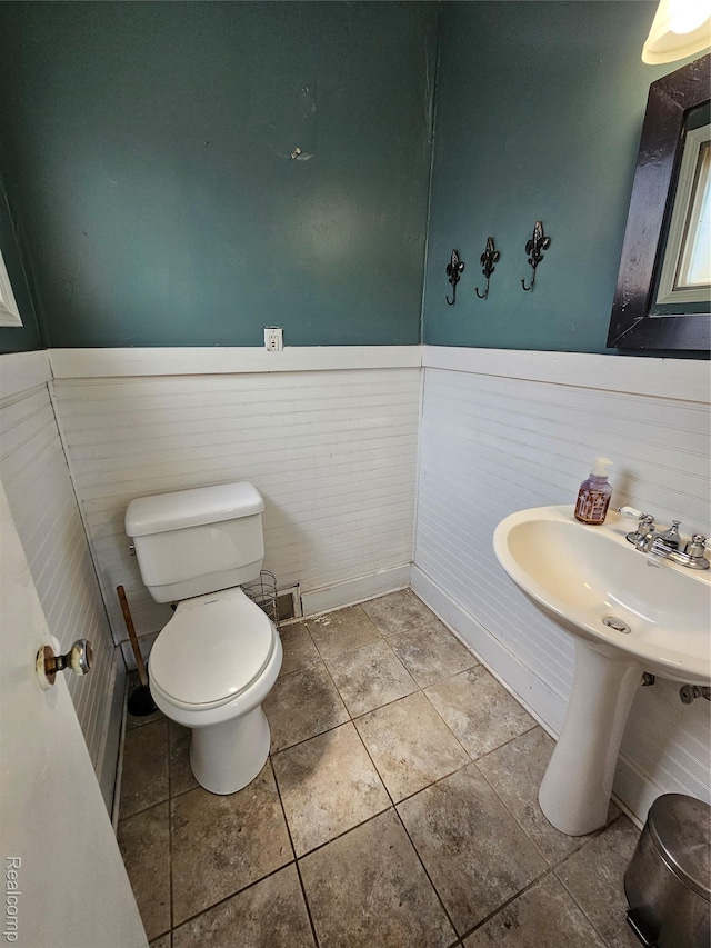 607 Roome Ct, Flint, MI 48503 - bathroom with wainscoting and tile patterned flooring