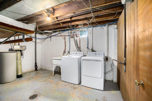 932 Parker Ave, Kalamazoo, MI 49008 - laundry area featuring separate washer and dryer