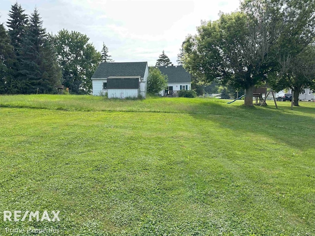 1615 Pound Dr, Flint, MI 48532 - view of grassy yard with a shed