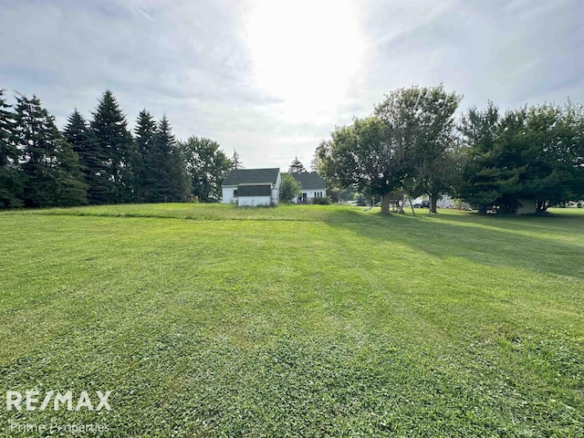 1615 Pound Dr, Flint, MI 48532 - view of grassy yard