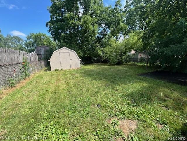 2117 E Buder Ave, Flint, MI 48529 - view of yard with a shed
