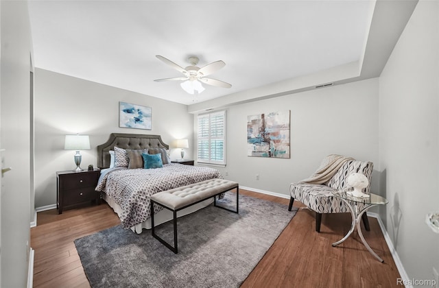 3553 Port Cove Dr Unit 39, Waterford, MI 48328 - bedroom with wood finished floors and ceiling fan