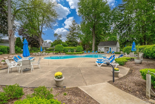 3553 Port Cove Dr Unit 39, Waterford, MI 48328 - community pool featuring a patio area