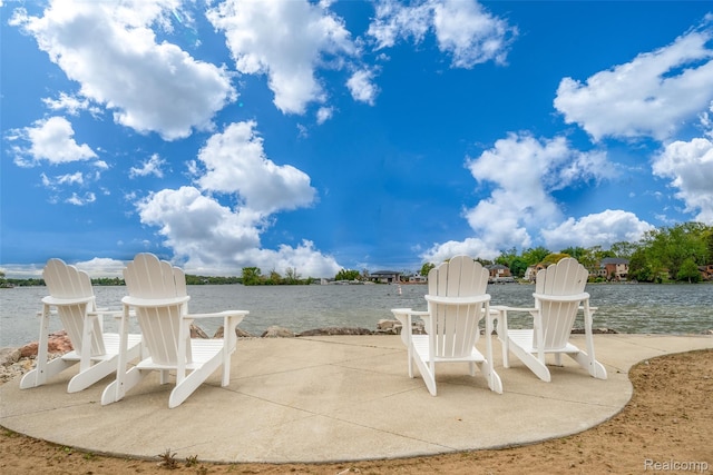 3553 Port Cove Dr Unit 39, Waterford, MI 48328 - view of patio featuring a water view