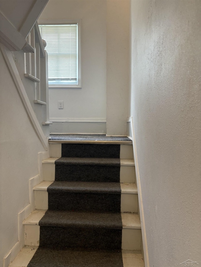 2024 Cooper Ave, Saginaw, MI 48602 - view of staircase