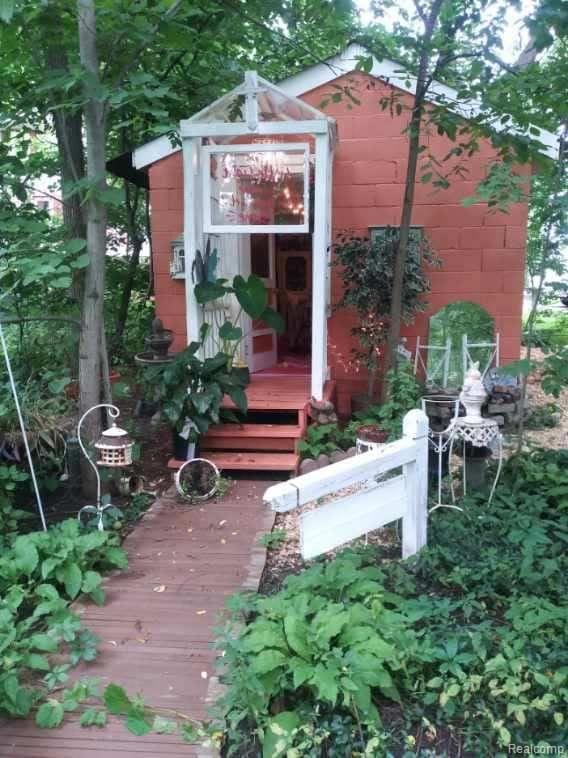 329 Reid Rd, Grand Blanc, MI 48439