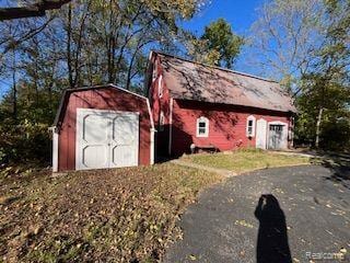 329 Reid Rd, Grand Blanc, MI 48439