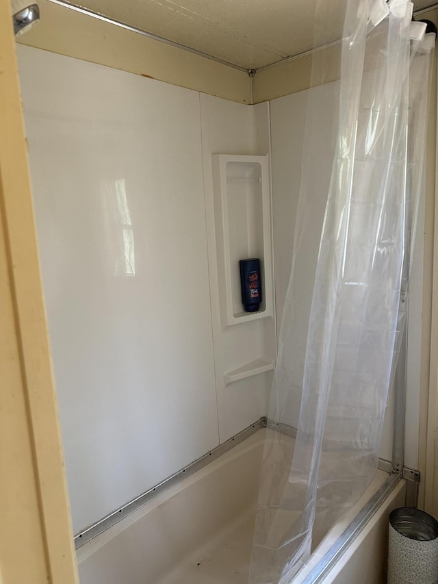 3245 W Leisura Loop, Baldwin, MI 49304 - full bath with shower / bath combo with shower curtain