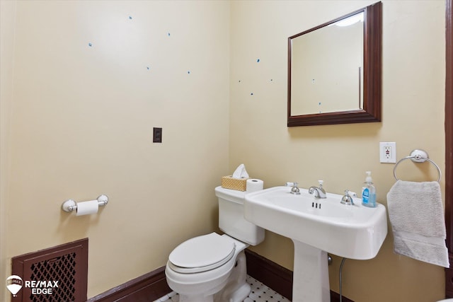 616 S Warren Ave, Saginaw, MI 48607 - half bathroom with toilet and baseboards