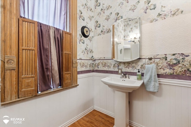 616 S Warren Ave, Saginaw, MI 48607 - bathroom with a wainscoted wall, wood finished floors, and wallpapered walls