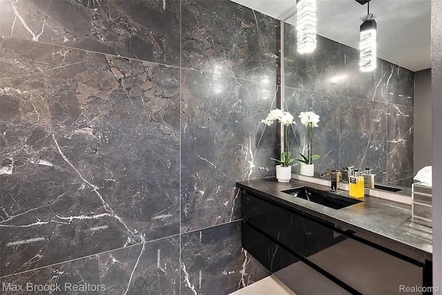 3546 Bloomfield Club Dr, Bloomfield Hills, MI 48301 - bathroom with tile walls and vanity