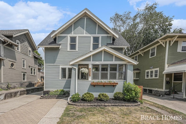1035 Fountain St NE, Grand Rapids, MI 49503 - american foursquare style home with stucco siding and roof with shingles