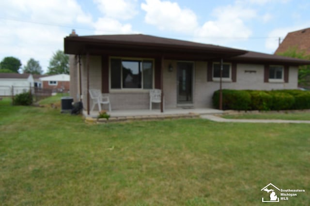 27354 Oakcrest Dr, Brownstown, MI 48183 - view of front of home featuring a porch and a front yard