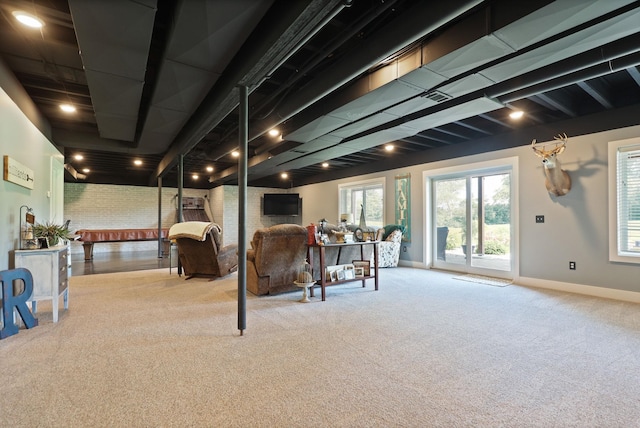 12529 E Tuscola Rd, Frankenmuth, MI 48734 - carpeted living room with baseboards