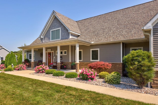 12529 E Tuscola Rd, Frankenmuth, MI 48734 - view of front facade with a shingled roof, a front yard, and a porch