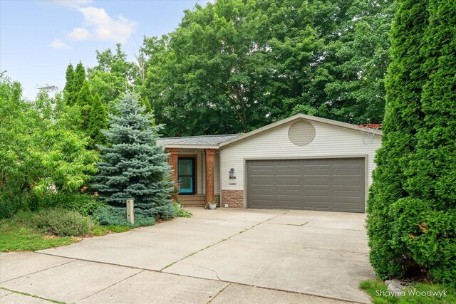 906 E Main St, Lowell, MI 49331