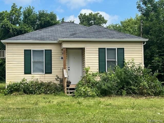 1147 Norton St, Flint, MI 48529 - bungalow-style home featuring a front lawn and a shingled roof