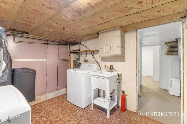 678 Pierce Rd, Plainwell, MI 49080 - laundry area with washing machine and dryer