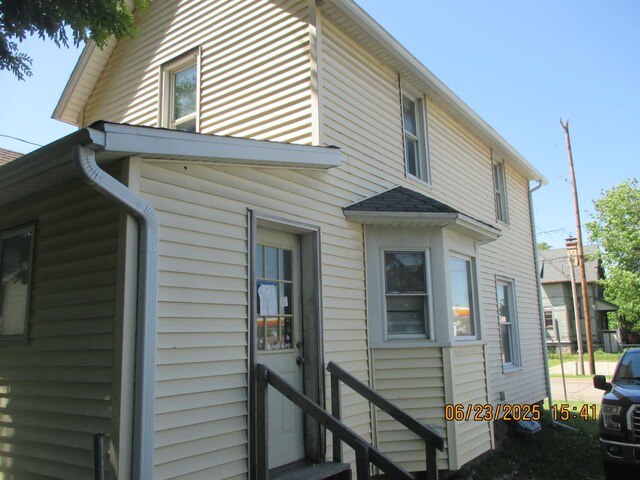 112 E Green St, Hastings, MI 49058 - back of property featuring entry steps