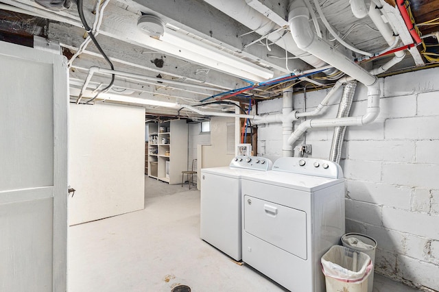 412 N Robert St, Ludington, MI 49431 - laundry room featuring washing machine and clothes dryer