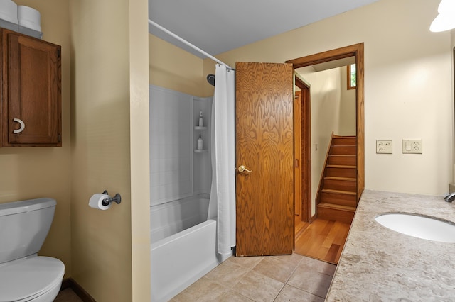 630 N 2nd St, Kalamazoo, MI 49009 - full bathroom featuring vanity, shower / bath combo, and tile patterned flooring