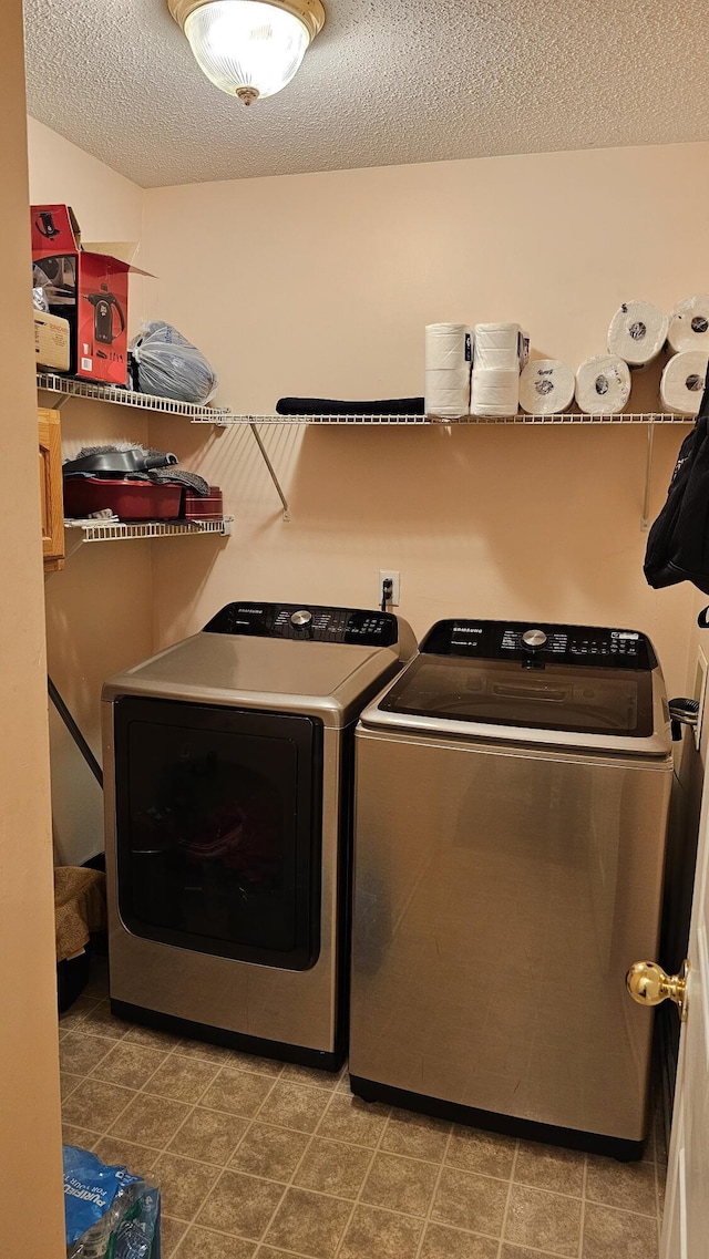 157 Carson Dr Unit 175, Westland, MI 48185 - laundry area featuring independent washer and dryer and a textured ceiling