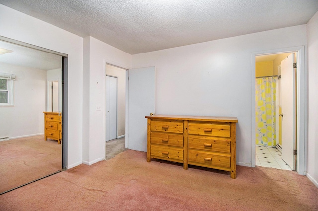 1560 G Ave W, Kalamazoo, MI 49009 - carpeted bedroom with connected bathroom and a closet