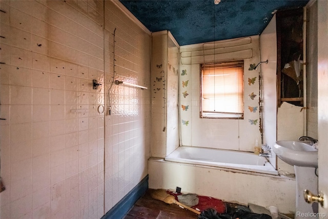 1525 Spruce St, Detroit, MI 48216 - full bath featuring tiled shower / bath