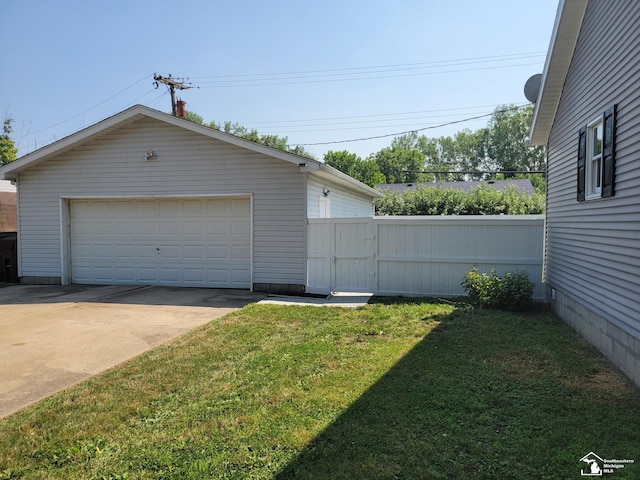 2844 1st St, Monroe, MI 48162 - detached garage featuring a gate