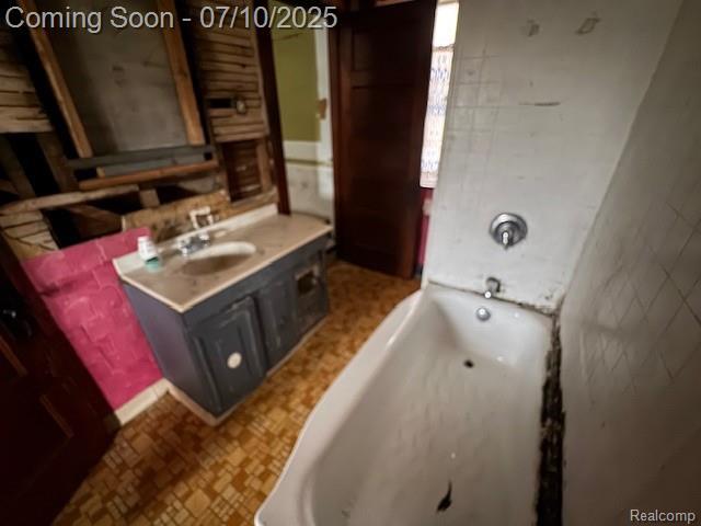 566 Elm St, Wyandotte, MI 48192 - full bath featuring vanity and a tub to relax in