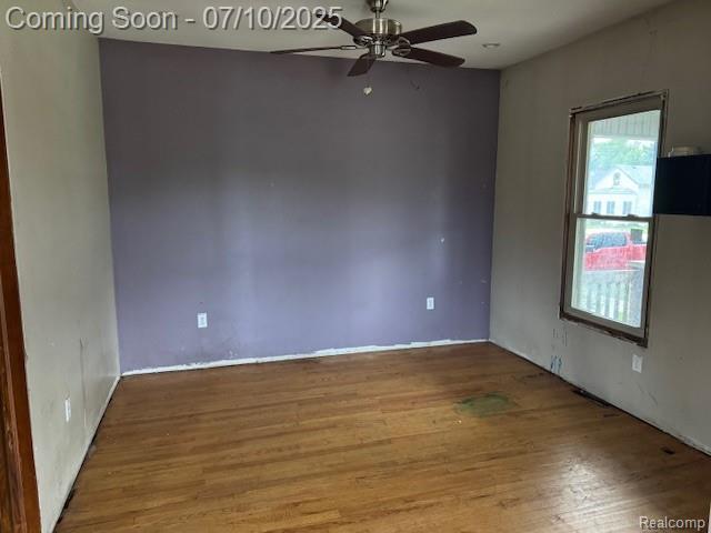 566 Elm St, Wyandotte, MI 48192 - spare room with wood finished floors and a ceiling fan