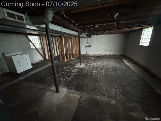 566 Elm St, Wyandotte, MI 48192 - basement featuring washer / dryer