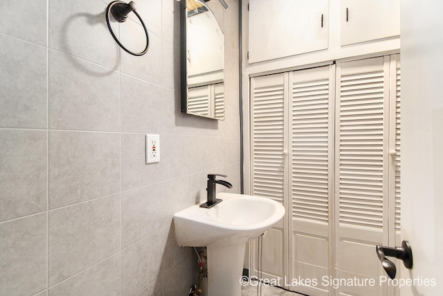 6047 Belding Rd, Belding, MI 48809 - bathroom featuring a sink