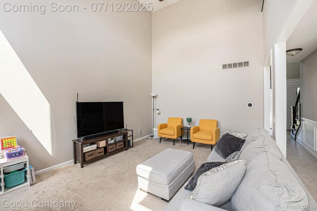 2920 Hartline Dr, Rochester Hills, MI 48309 - carpeted living area featuring baseboards and a towering ceiling
