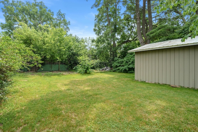 1310 Washington Ave, Kalamazoo, MI 49001 - view of grassy yard with an outdoor structure
