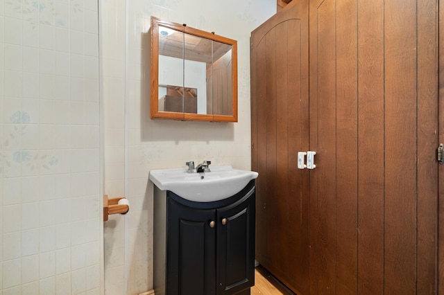 1310 Washington Ave, Kalamazoo, MI 49001 - bathroom featuring vanity