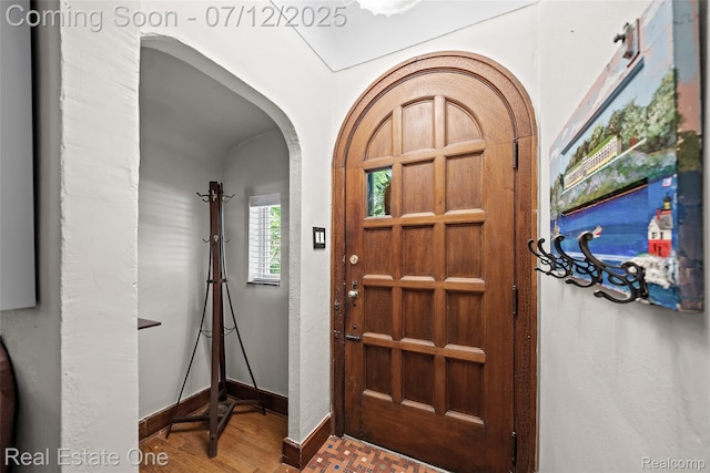 115 Illinois Ave, Pontiac, MI 48341 - foyer entrance with arched walkways and wood finished floors