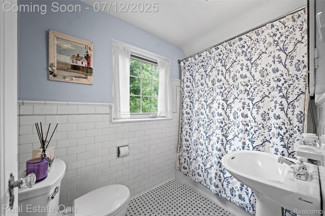 115 Illinois Ave, Pontiac, MI 48341 - bathroom featuring curtained shower, wainscoting, and tile walls