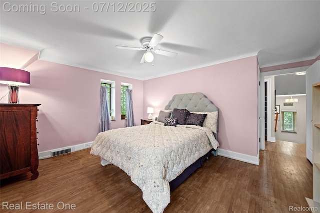 115 Illinois Ave, Pontiac, MI 48341 - bedroom with wood finished floors and a ceiling fan