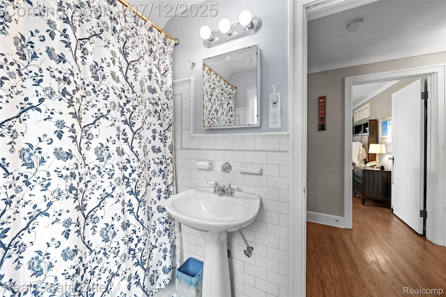115 Illinois Ave, Pontiac, MI 48341 - bathroom with wood finished floors, curtained shower, and tile walls