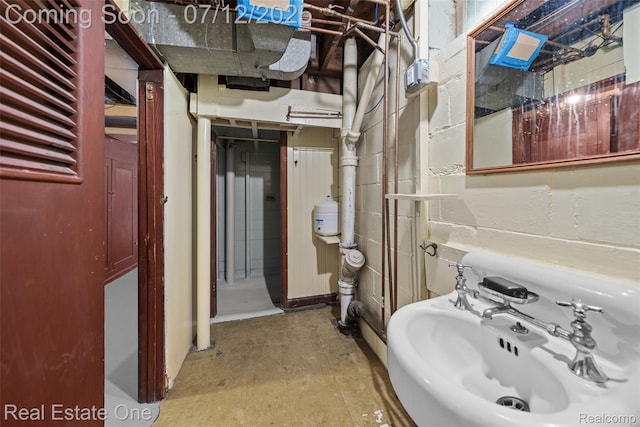 115 Illinois Ave, Pontiac, MI 48341 - bathroom featuring a sink