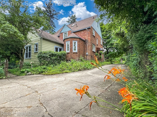 115 Illinois Ave, Pontiac, MI 48341 - back of property with brick siding and driveway