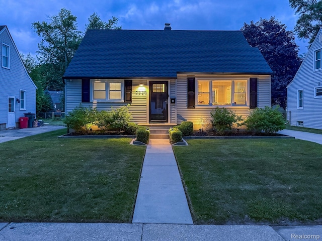2220 Cummings Ave, Berkley, MI 48072 - cape cod home with a front yard and a shingled roof