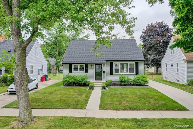 2220 Cummings Ave, Berkley, MI 48072 - cape cod home with a front yard and a shingled roof