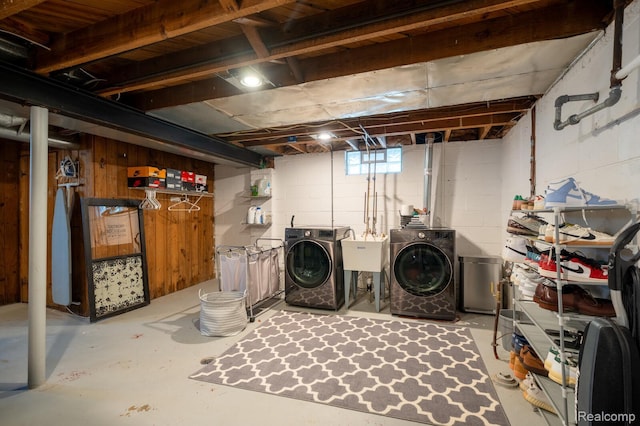 2220 Cummings Ave, Berkley, MI 48072 - laundry area featuring washing machine and clothes dryer and concrete block wall